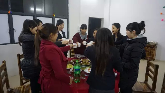 佳肴洋溢歡慶，蛋糕分享甜蜜?。「卉幍谒募締T工生日會感恩來襲......